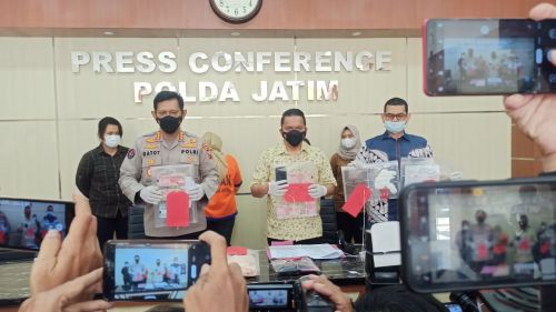 Diskrimum Polda Jawa Timur membeber barang bukti yang ditemukan di room karaoke Next KTV Kota Blitar. (ft/ist)