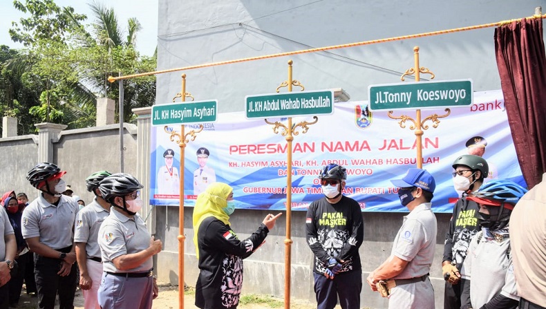  Gubernur Jatim, Khofifah Indar Parawansa meresmikan nama jalan baru di Lingkar Tuban (Foto / Metro TV)