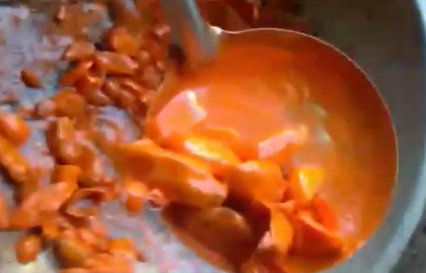 Warna oranye seperti cat nampak pada masakan salah satu warga, diduga warna itu didapat dari cabai yang dicat (Foto / Istimewa)