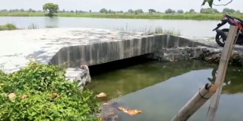 Ini penampakan jembatan penghubung di Gresik yang viral lantaran telan anggaran Rp200 juta (Foto/ Metro TV)