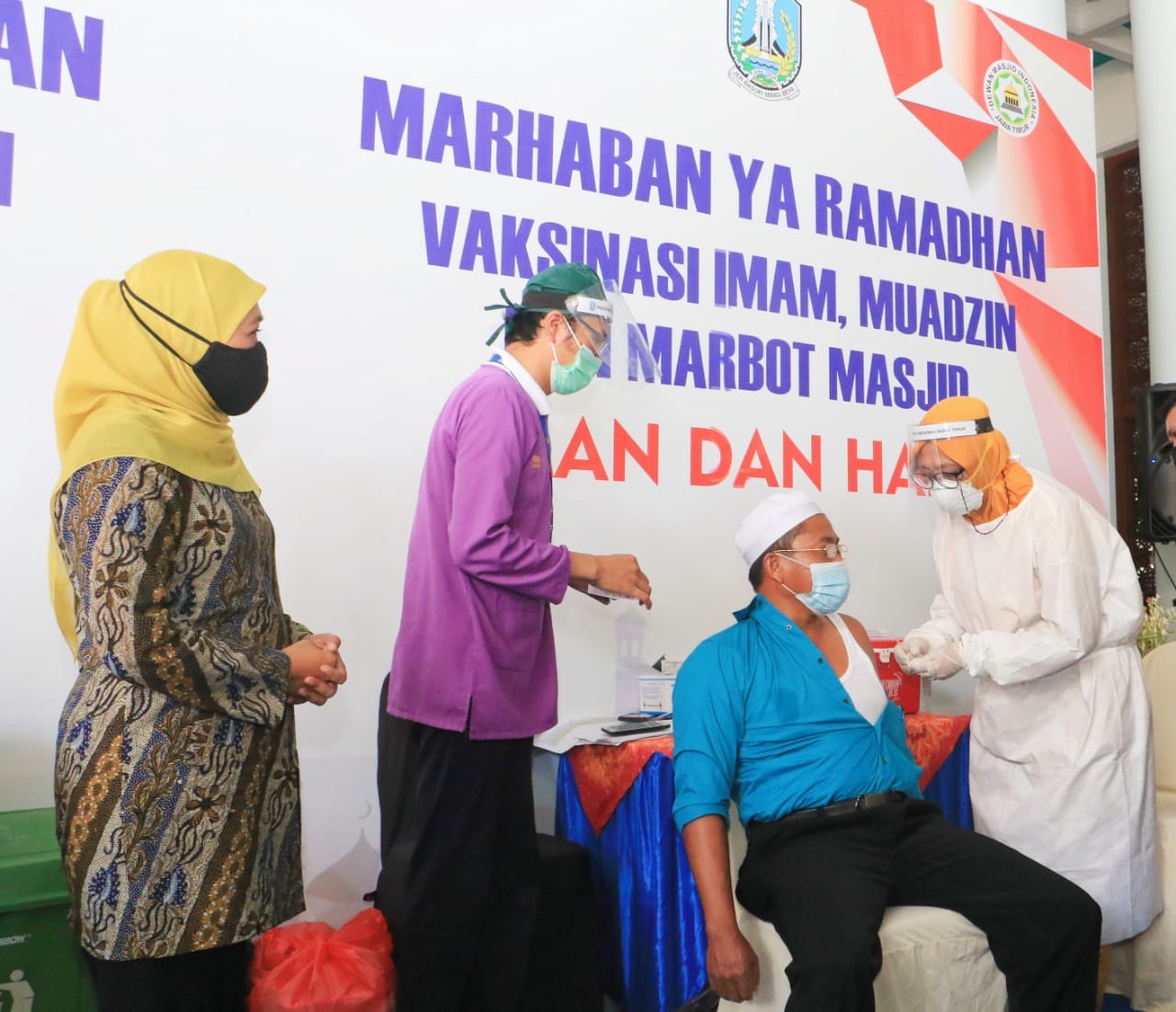 Gubernur Jatim, Khofifah Indar Parawansa saat meninjau vaksinasi terhadap pengurus masjid di di Masjid Al-Akbar Surabaya (MAS) (Foto / Clicks.id)