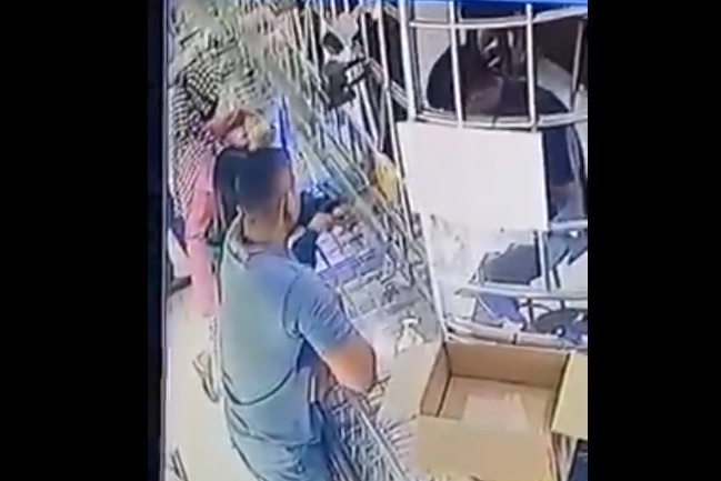 Duet Pencuri Perhiasan di Toko Emas Terekam CCTV