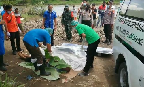 Jasad seorang pria yang tersangkut kail pancing dievekuasi petugas. (metrotv)