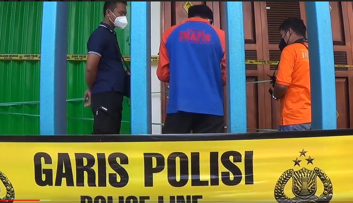 Satreskrim Polres Malang melakukan olah TKP di lokasi pembunuhan. (metrotv)