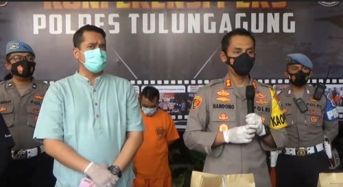  Kapolres Tulungagung, AKBP Handono Subiakto saat ungkap kasus pemerasan bermodus prostitusi online. (metrotv)