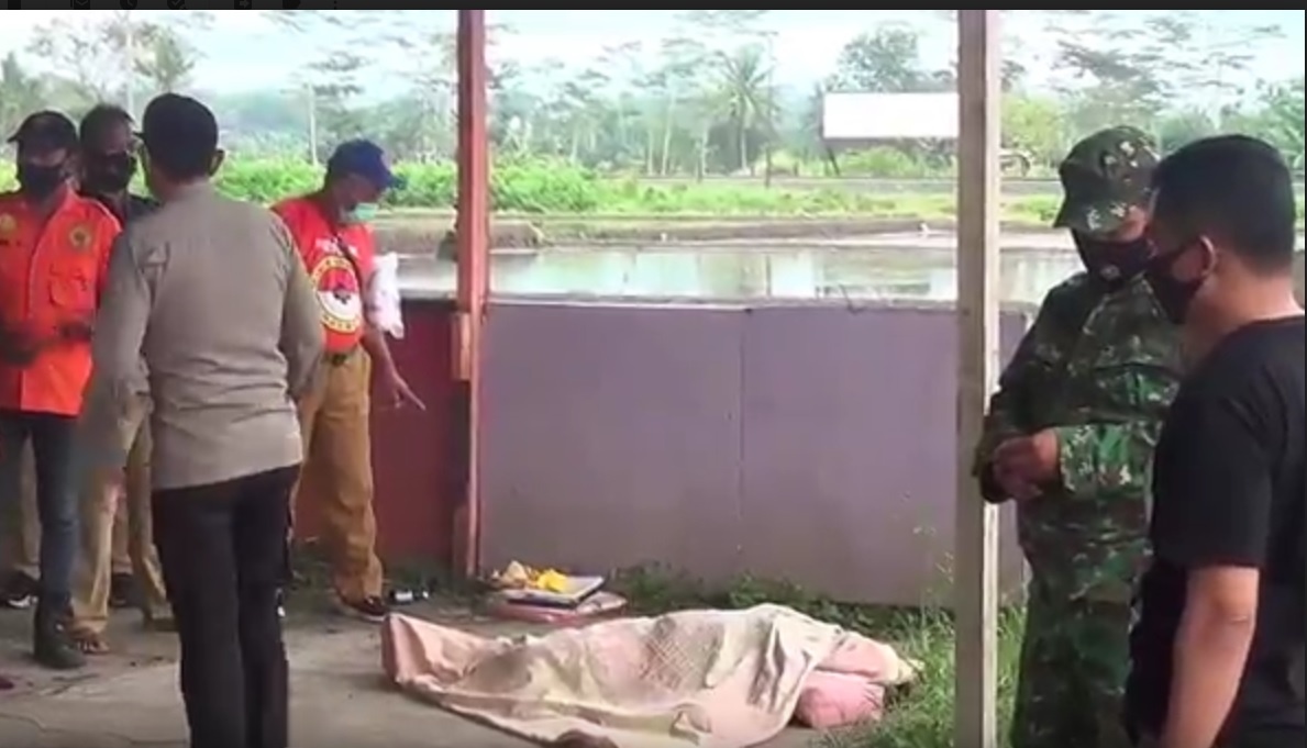 Polsek Pakisaji melakukan evakuasi dan olah TKP di lokasi penemuan jazad wanita setengah telanjang di sebuah warung kosong. (metrotv)