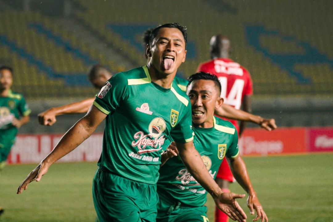 Selebrasi striker Persebaya, Samsul Arif setelah mencetak dua gol ke gawang Persik Kediri. (ft/persebaya)