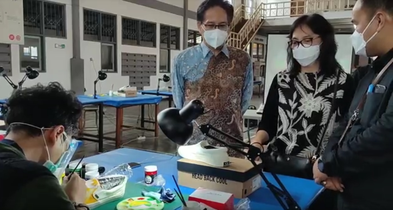 Direktur Jenderal Industri Kecil Menengah dan Aneka Kementerian Perindustrian, Gati Wibawaningsih (tengah) saat melihat proses pembuatan alas kaki di Sidoarjo (Foto / Metro TV)