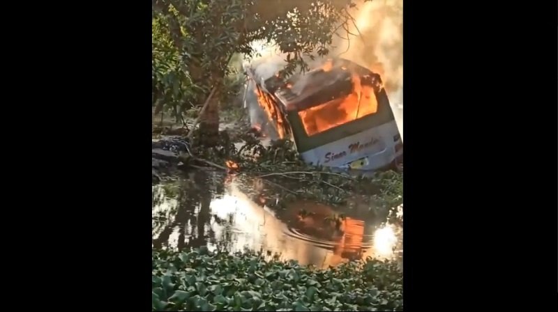 Bus terbakar usai menambarak trailer (Foto / Metro TV)