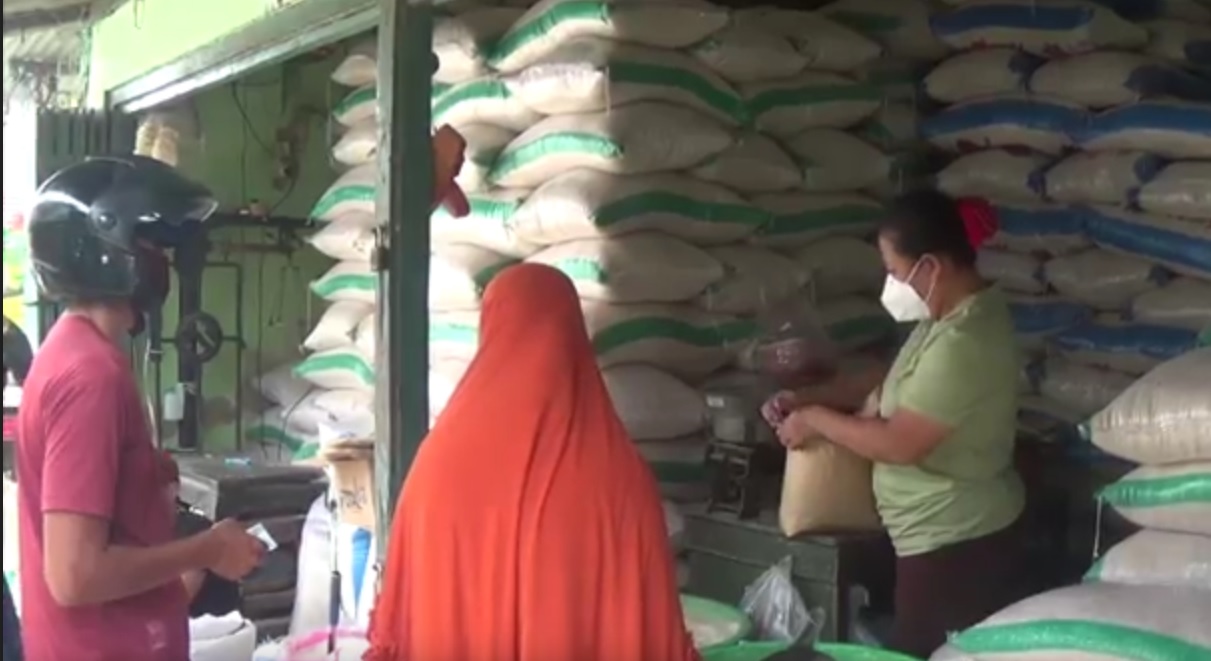 Pedagang beras di Pasar Legi Jombang berharap kebijakan impor beras ditunda. (metrotv)
