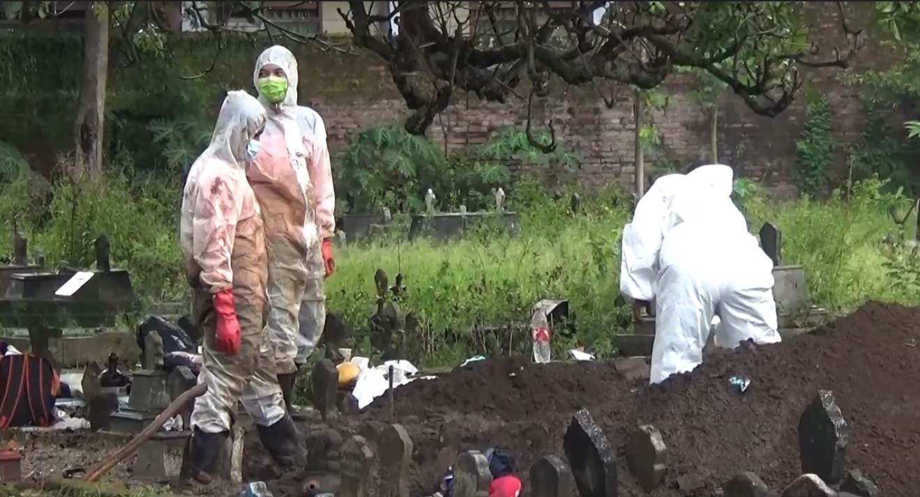 Relawan BPBD Probolinggo membongkar kembali makam jenazah pasien covid-19 yang tertukar. (metrotv)