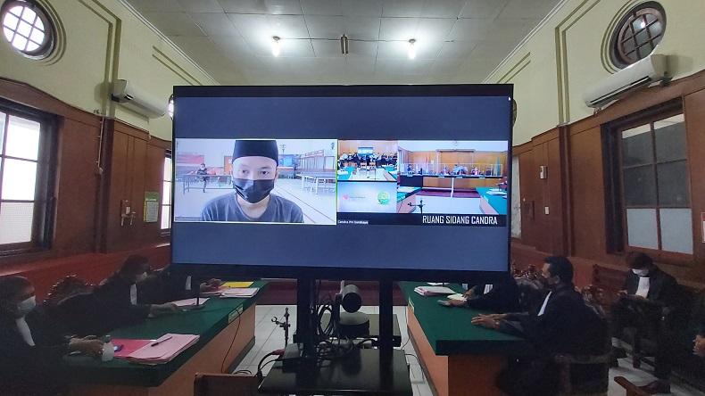 Sidang kasus salah transfer bank BCA dengan terdakwa Adi Pratama (Foto / Metro TV)