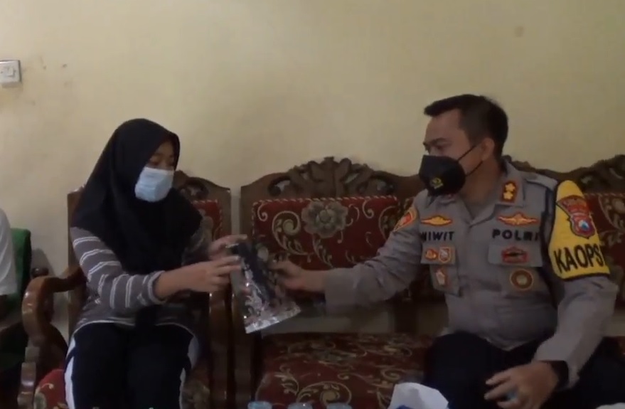 Pelajar Apes di Pacitan Dapat HP Baru dari Kapolres