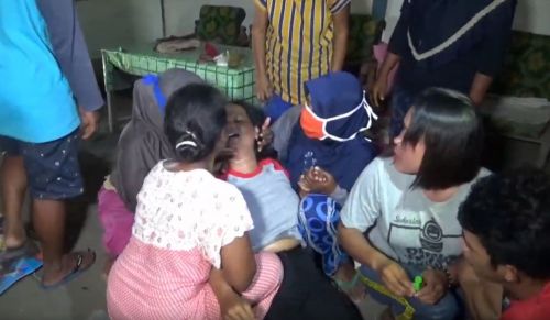 Sudarsi menangis histeris melihat bapaknya  gantung diri di dapur rumah. (metrotv)