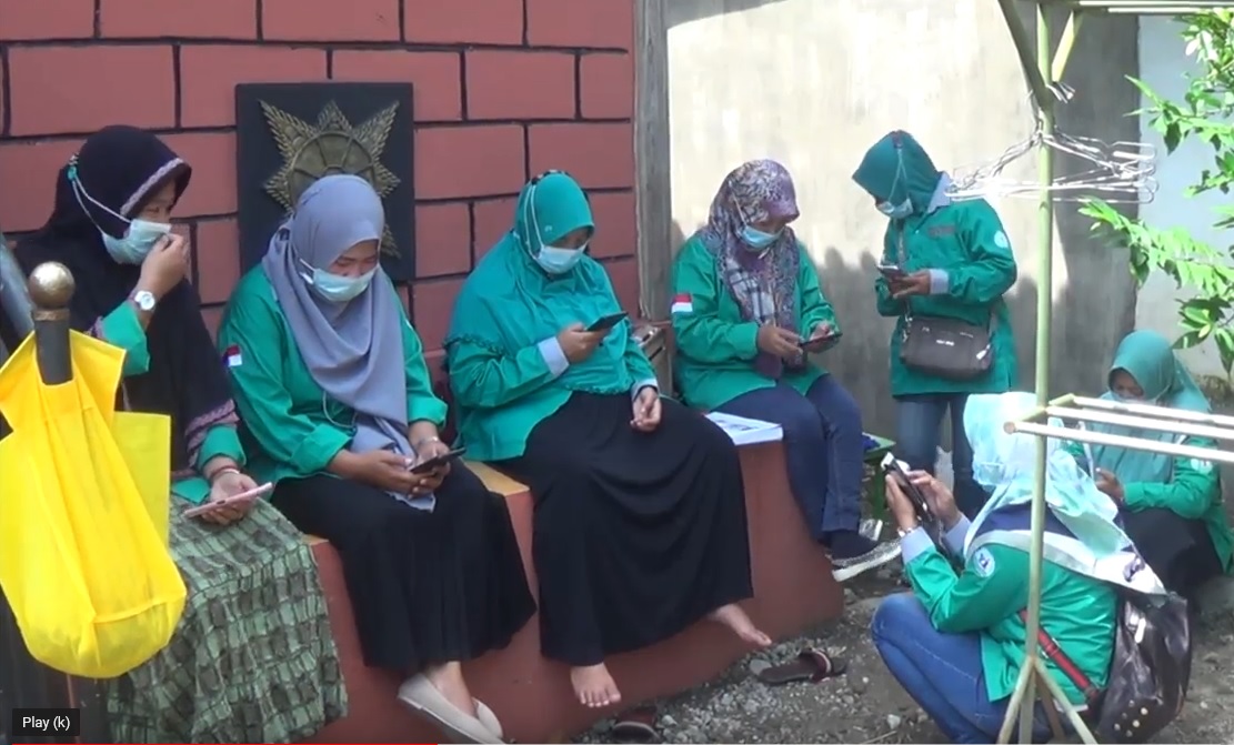 Siswa Kesetaraan di Jombang Ikuti Ujian Daring di Teras Rumah Warga