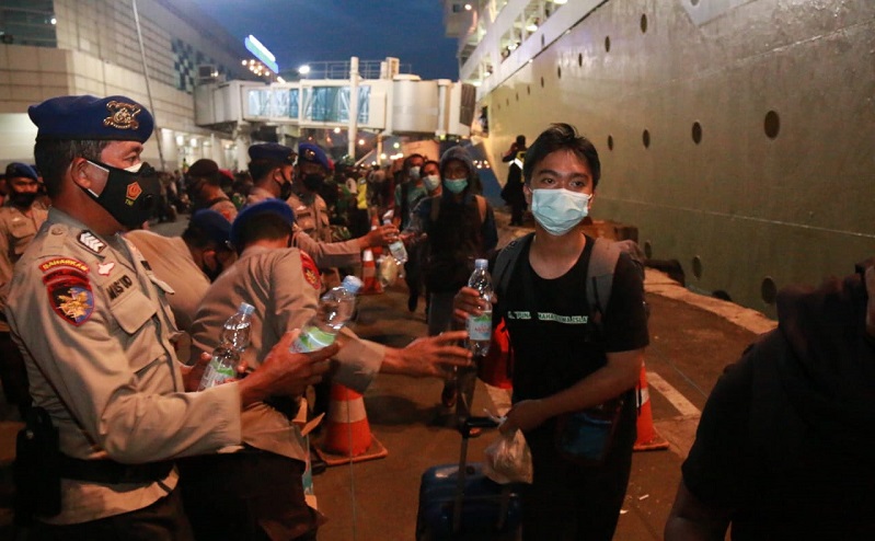 Kepulangan ribuan mahasiswa kader HMI Makassar diantar pulang forkopimda Jatim (Foto/ Metro TV) 