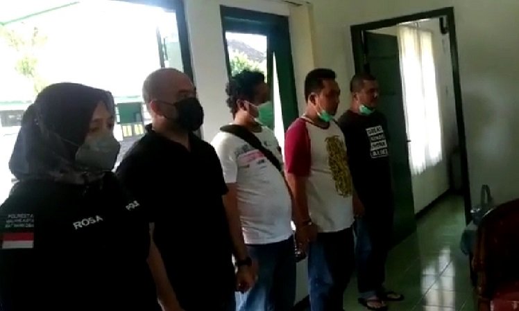  Kasat Resnarkoba Polresta Malang, Kompol Anria Rosa Piliang (kiri) saat meminta maaf terkait salah gerebek kolonel TNI di salah satu hotel di Malang (Foto / Istimewa)