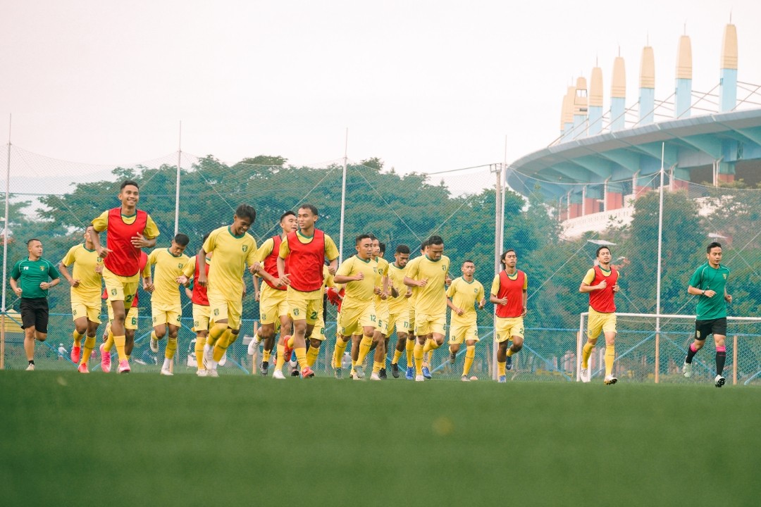 Pemain-pemain Persebaya berlatih sebelum menghadapi Madura United (Foto / Persebaya)