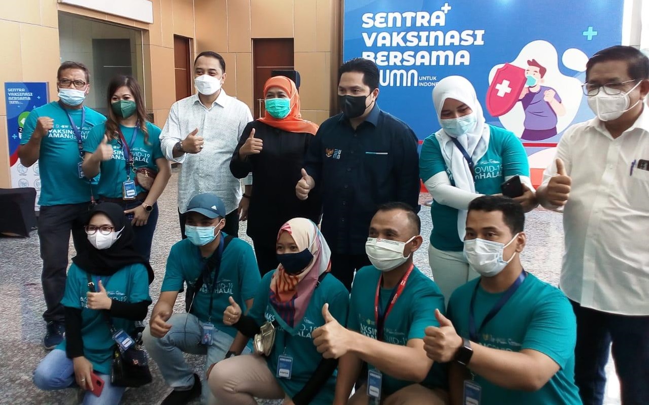 Menteri BUMN, Gubernur Jawa Timur, dan Walikota Surabaya foto bersama dengan panitia penyelenggara sentra vaksinasi Jawa Timur (Foto / Reno Reksa / Metro TV)