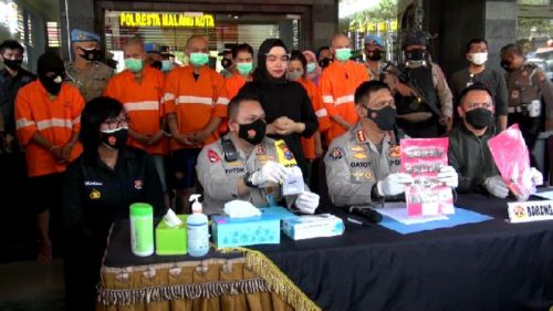 Kabid Humas Polda Jatim Kombes Pol Gatot Repli Handoko (dua dari kanan) menunjukkan barang bukti narkoba milik jaringan besar di Malang (Foto / Metro TV)