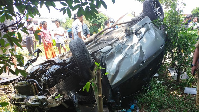 Toyota Yaris Tertabrak KA, Anak Tewas, Ibu Kritis