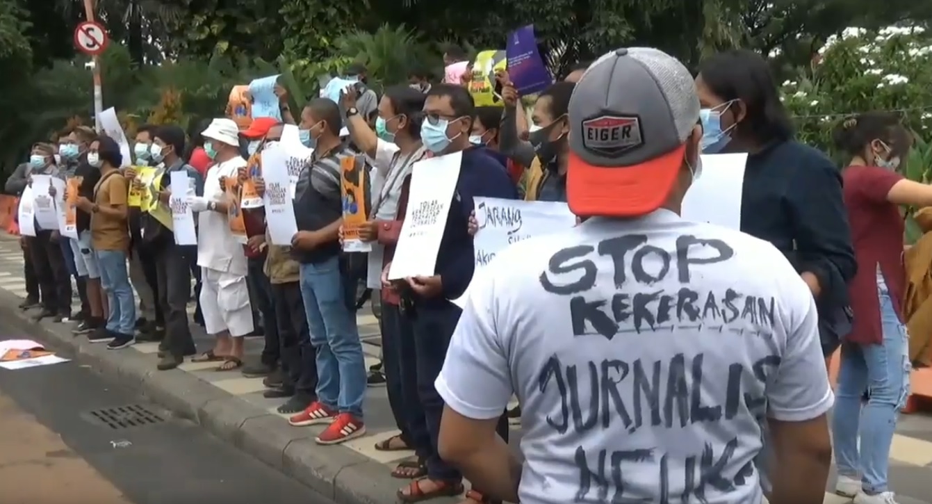 Sejumlah aliansi jurnalis di Surabaya menggelar aksi solidaritas terhadap kasus dugaan penganiayaan terhadap jurnalis Tempo, Nurhadi (Foto/ Metro TV)