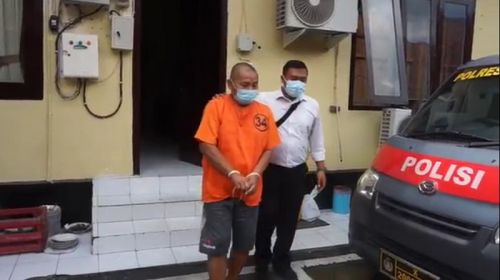Muhyidin digelandang polisi setelah memperkosa 6 gadis  (Foto / Metro TV)