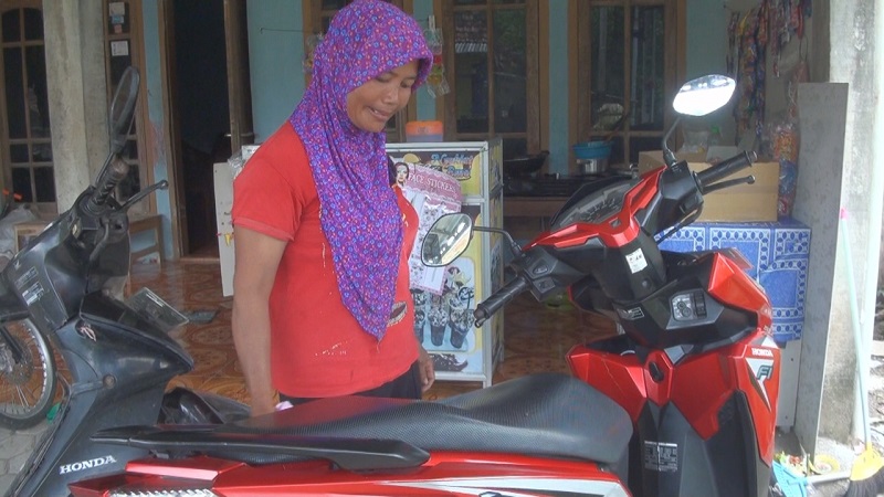 Salah satu warga membeli motor baru dari hasil menjual cabai (Foto / Metro TV)