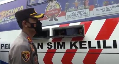 Mobil SIM Keliling  Polres Tulungagung akan menyasar satu desa setiap hari. (metrotv)