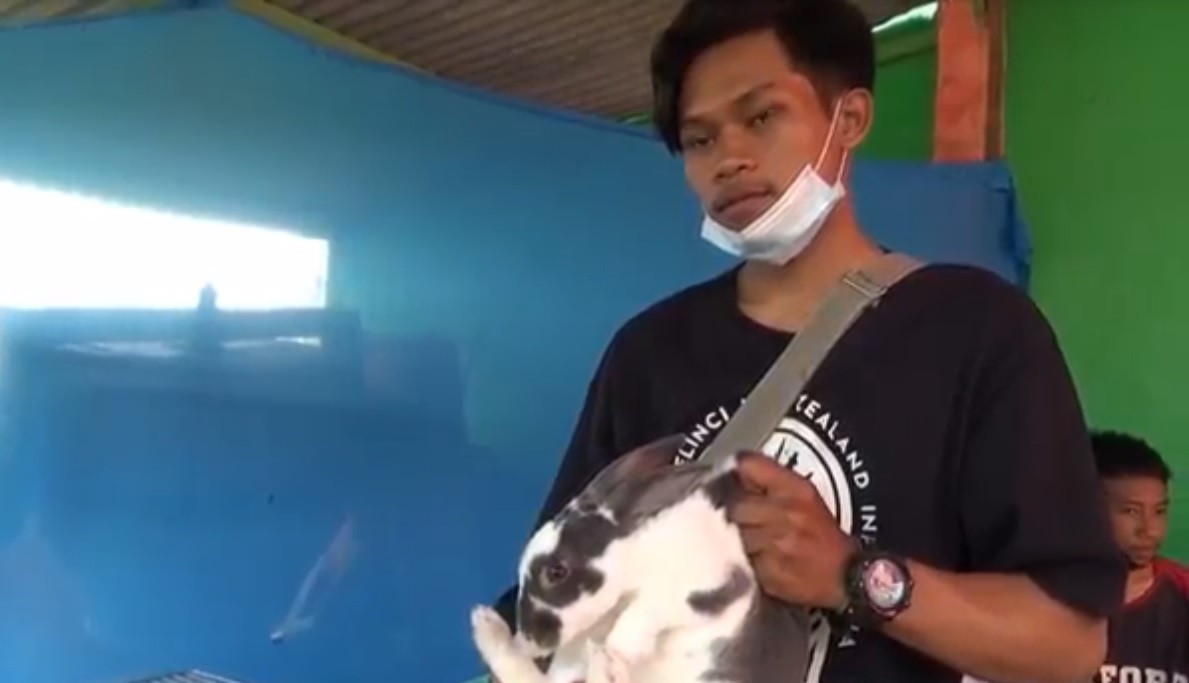 Biyud Ardiyansah bersama kelinci hasil budidaya mandiri. (metrotv)