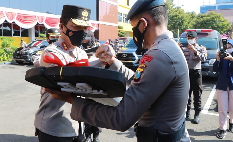 Kapolda Jatim Irjen Pol Nico Afinta menyerahkan replika kunci mobil dinas secara simbolis kepada anggota (Foto / Metro TV)