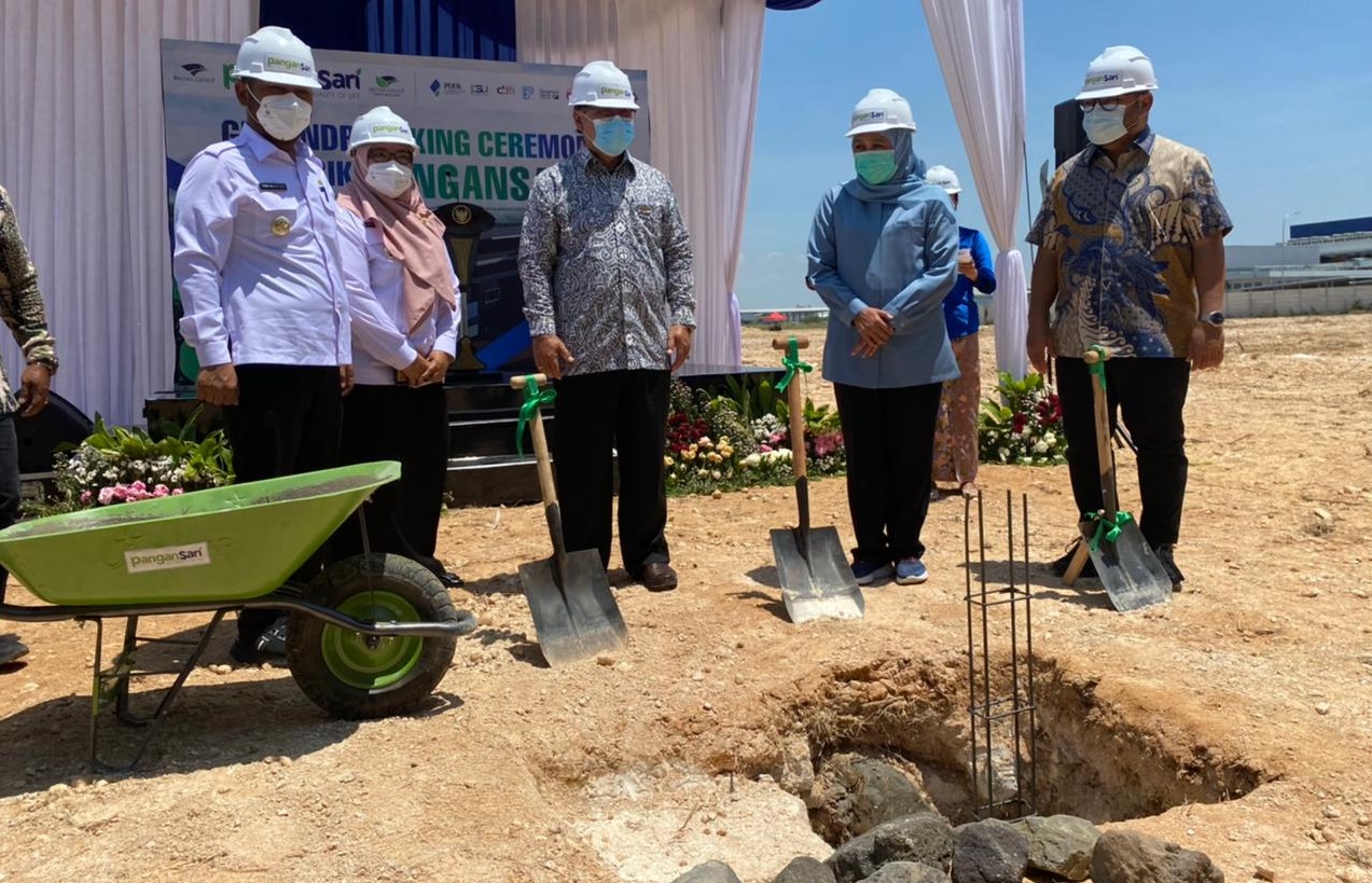 CEO Media Group, Mohammad Mirdal Akib dan Gubernur Jawa Timur, Khofifah Indar Parawansa, bersiap untuk meletakkan batu pertama pabrik Pangansari di Gresik, Rabu 31 Maret 2021 (Foto / Reno Reksa / Metro TV)