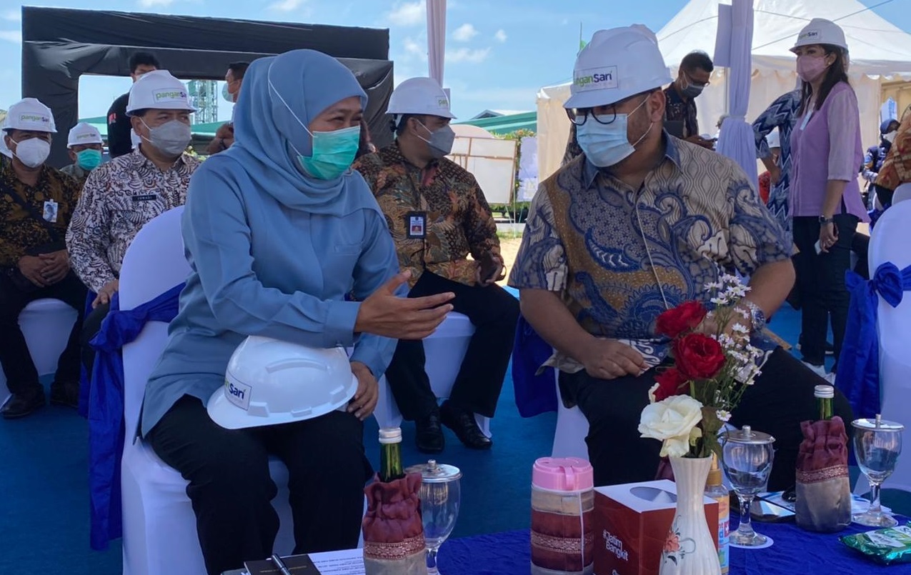 CEO Media Group, Mohammad Mirdal Akib dan Gubernur Jawa Timur, Khofifah Indar Parawansa saat berdiskusi di acara Ground Breaking pabrik Pangansari di Gresik (Foto / Reno Reksa / Metro TV)