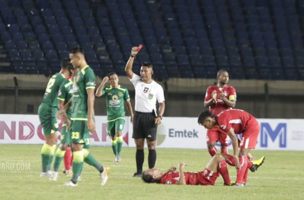 Duel Persik melawan Persebaya di laga perdana Grup C Piala Menpora. (ft/lib)