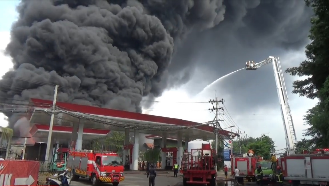 Asap membumbung di atas pabrik palet plastik di belakang SPBU Margomulyo, Surabaya. (metrotv)