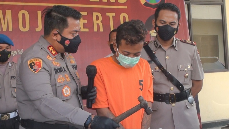 Kapolres Mojokerto, AKBP Dony Alexander menunjukkan palu yang digunakan tersangka menganiaya kedua orang tua dan adik kandungnya (Foto / Metro TV)