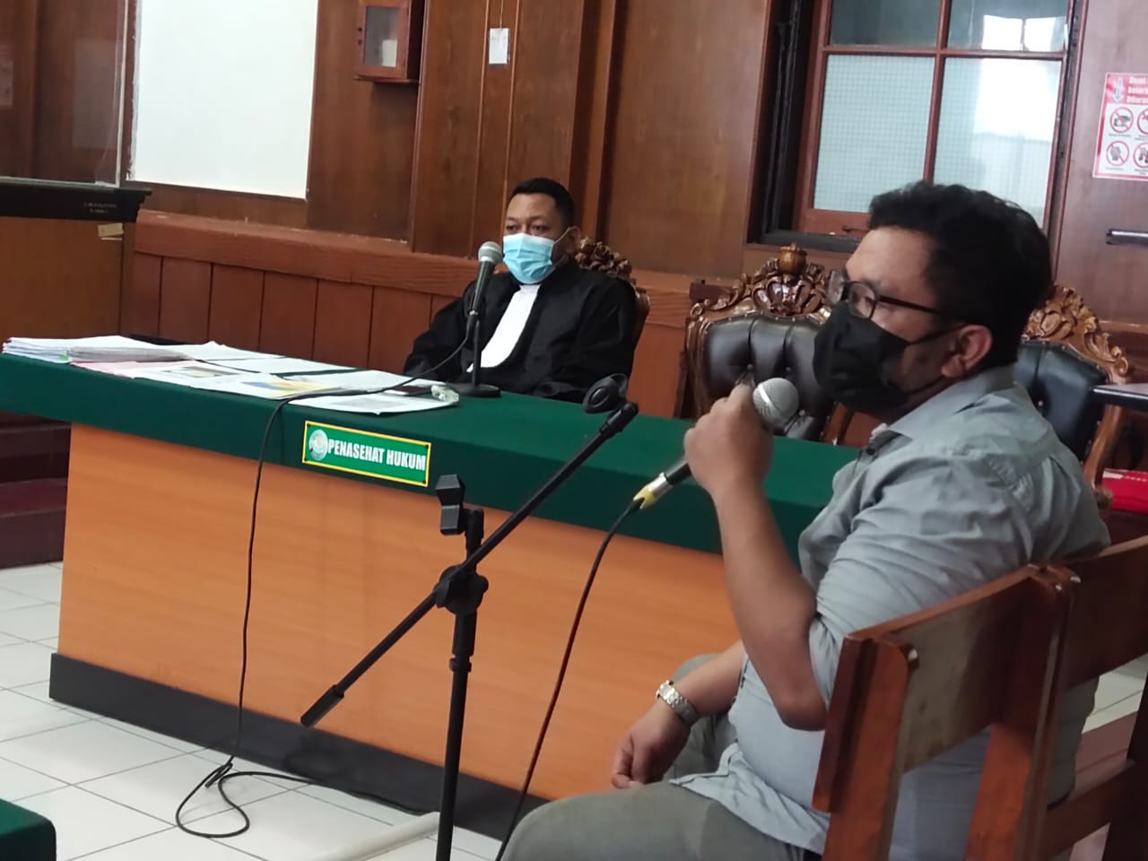 Saksi Bimantara Agung Prawoto dan Indra Alfiandi saat dihadirkan dalam sidang  di ruang Candra PN Surabaya (Foto/ Clicks.id)