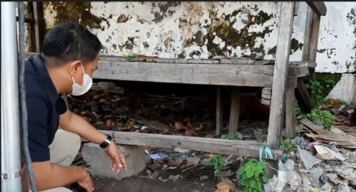 Petugas melihat kondisi jasad pria dalam kolong Poskamling sebelum dievakuasi. (metrotv)