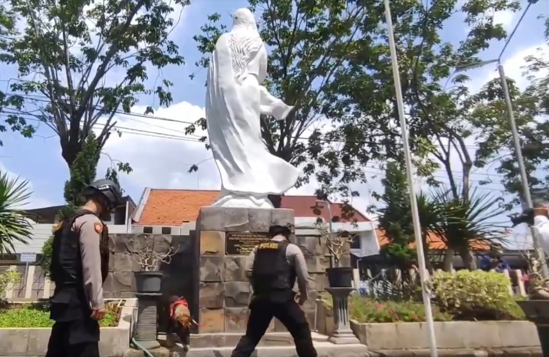 Jelang Paskah, Anjing Pelacak Sisir Gereja di Surabaya