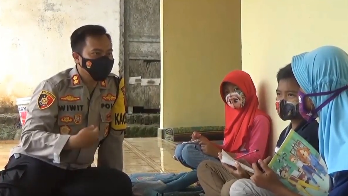 Kapolres Pacitan, AKBP Wiwit Ari Wibisono mendampingi para pelajar yang sedang belajar daring. (metrotv)