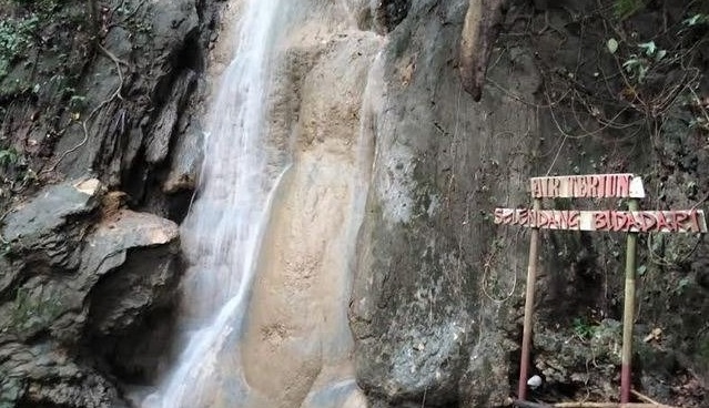 Air terjun Selendang Bidadari semakin banyak dikunjungi, khususnya pemancing mania (Foto / Istimewa)