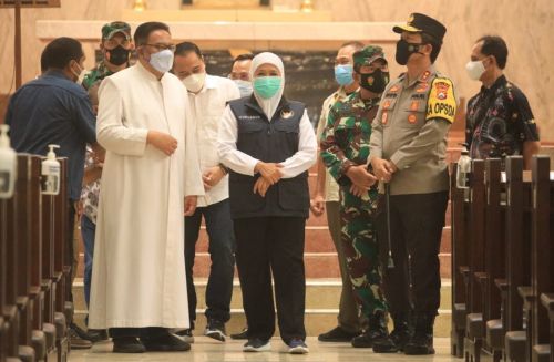 Gubernur Jatim, Khofifah Indar Parawansa  didampingi Pangdam V Brawijaya Mayjen TNI Suharyanto dan Kapolda Jatim Irjen Pol Dr Nico Afinta saat meninjau Gereja di Surabaya (Foto / Metro TV)