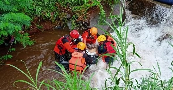 Tim SAR Magetan berhasil menemukan jasad Yahya yang tewas terseret  banjir di depan rumah (Foto / Metro TV)