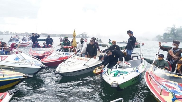 Tradisi Larung Sesaji Sarangan Berlangsung Sederhana