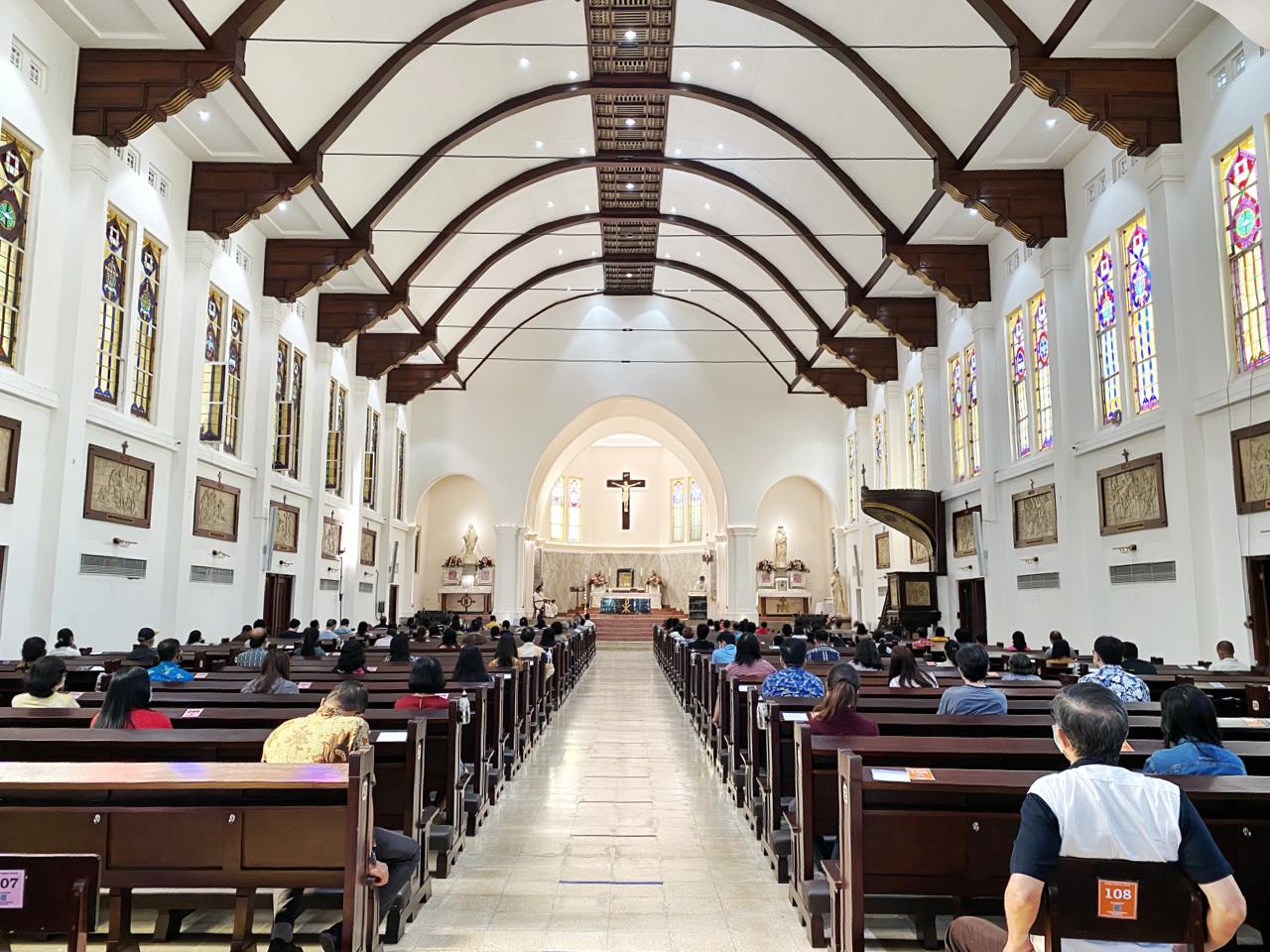 Suasana misa Paskah di Gereja Katedral Hati Kudus Yesus Surabaya (ft/reno)