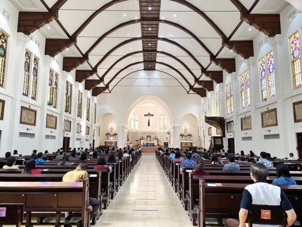 Misa Paskah di Gereja Katedral HKY Surabaya, Jemaat Pakai Barcode
