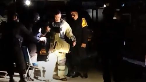 Tim Gegana  Polda Jatim bersiap melakukan evakuasi benda mencurigakan di ruang tunggu Terminal Purbaya, Madiun/ (metrotv)