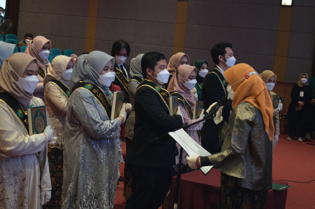 Prosesi pelantikan 29 dokter lulusan Fakultas Kedokteran (FK) Unusa. (ft/hum)