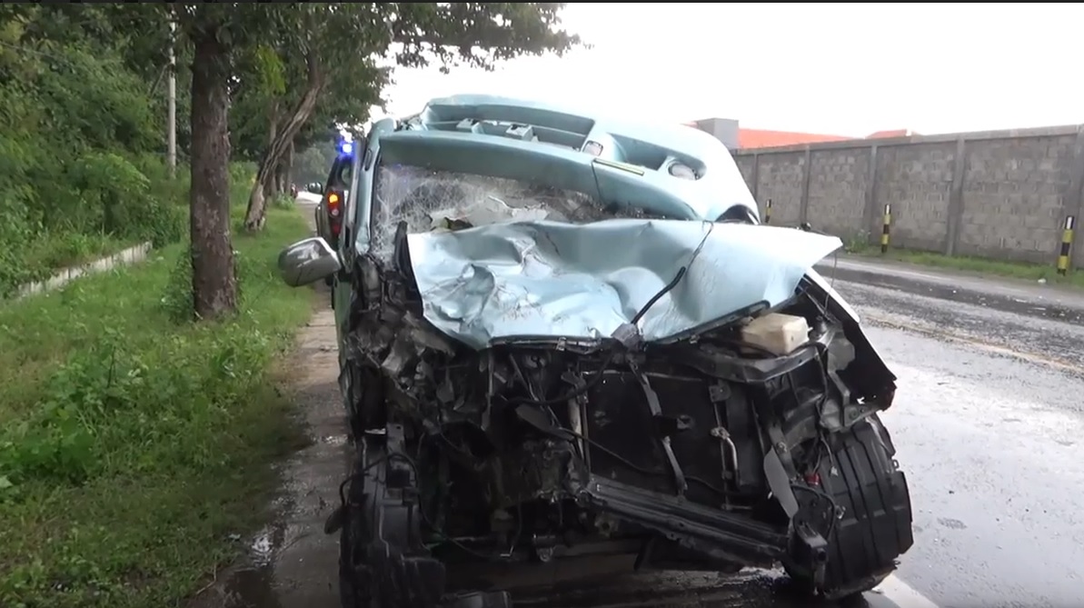 Mobil Ringsek Dihantam Truk Batako, 3 Luka Parah
