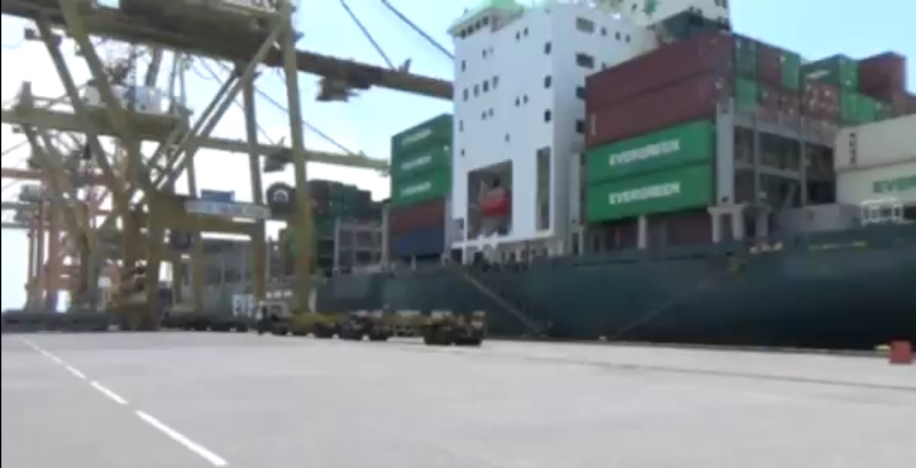 Aktifitas bongkar muat di Pelabuhan Tanjung Perak, Surabaya. (metrotv)